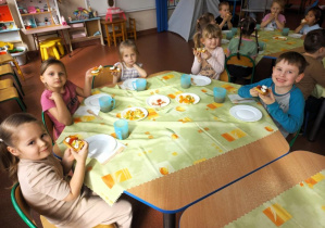 Wiewiórki jedzą przygotowane gofry