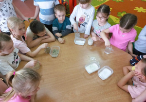 Dzieci mieszają różne składniki w wodzie