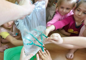 Dzieci wyjmują ołówki z woreczka