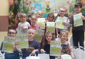 Dzieci z dyplomami i nagrodami