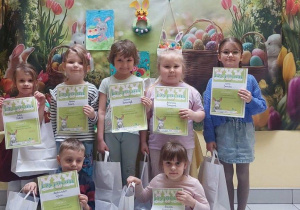 Dzieci z dyplomami i nagrodami