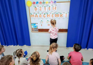 Dzieci przeliczają marchewki.