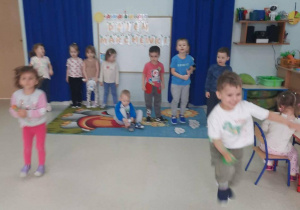 Zabawa ruchowa: wyścigi z marchewką.