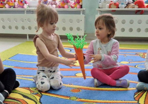 Zabawy ruchowe przy muzyce z wykorzystaniem papierowej marchewki.