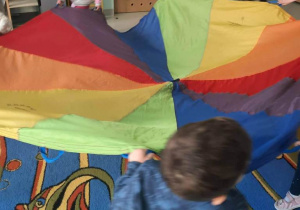 Zabawa rytmiczno-ruchowa z użyciem chusty animacyjnej przy piosence-Urodziny marchewki.