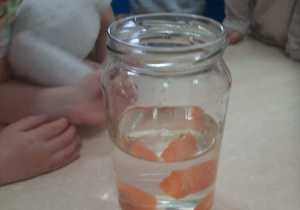 Dzieci testują marchewkę w osolonej wodzie.