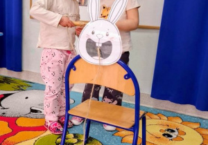 Zawody w dokarmianiu króliczka.