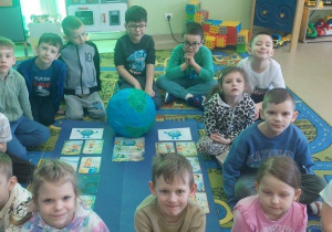 Dzieci segregują dobre i złe zachowania.