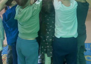 Dzieci składają przysięgę,że będą dbać o Ziemię każdego dnia.