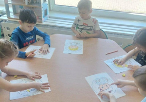 Dzieci wykonują pracę plastyczną pt."Przyjaciel Ziemi".