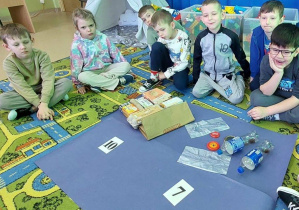 Dzieci segregują i przeliczają śmieci.