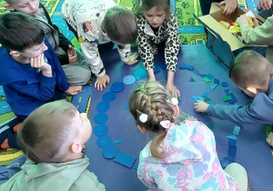 Układamy Ziemię z figur geometrycznych.