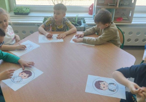 Żabki wykonują odznaki Przyjaciela Ziemi.