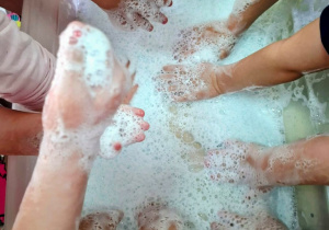 Sensoryczne zabawy pianą.