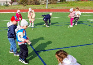 Zabawy ruchowe z pomponami.