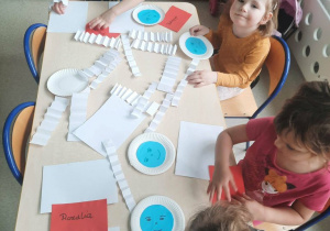 Dzieci wykonują pracę plastyczną"Jestem astronautą".