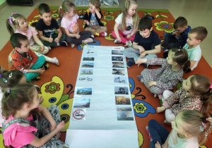 Przedszkolaki prezentują źródła zanieczyszczeń powietrza.