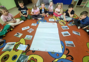 Przedszkolaki słuchają instrukcji do wykonania zadania.