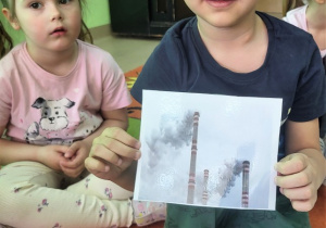Dzieci słuchają opowiadania"Nie-bajka o smogu".