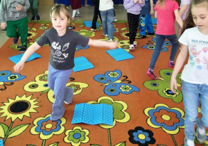 Dzieci biorą udział w zabawie muzyczno-ruchowej.