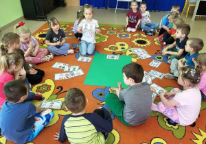 Dziewczynka tworzy Kodeks Ekologa.