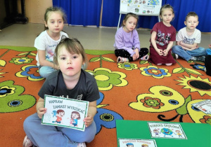 Dziewczynka tworzy Kodeks Ekologa.