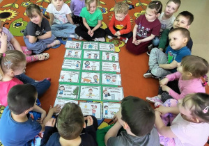 Przedszkolaki prezentują Kodeks Ekologa.