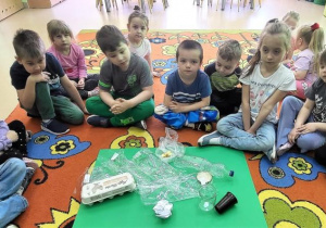 Rozmowa na temat rodzajów odpadów i ich segregacji.