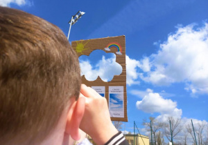 Chłopiec sprawdza rodzaj chmury.