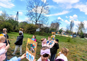 Dzieci obserwują chmury przez specjalnie przygotowane ramki.