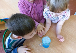 Dzieci obserwują na czym polega skraplanie.