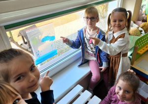 Dzieci pokazują przygotowany eksperyment jak woda krąży w przyrodzie.