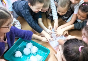 Dzieci poznają właściwości śniegu.