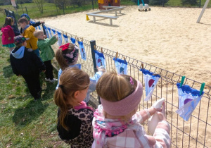 Dzieci tworzą deszczowe chmury.