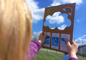 Dziewczynka sprawdza rodzaj chmury.