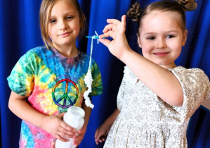 Dziewczynki prezentują eksperyment krystalizacji soli.