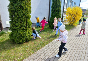 Jesteśmy przyjacielami przyrody-sprzątamy teren szkoły.