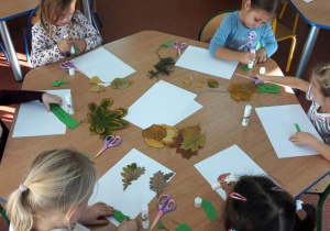 Praca nad grupowym zielnikiem.