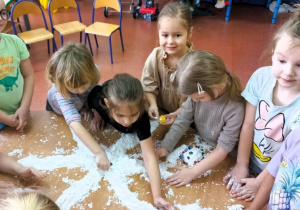Wspólne zabawy sztucznym śniegiem.