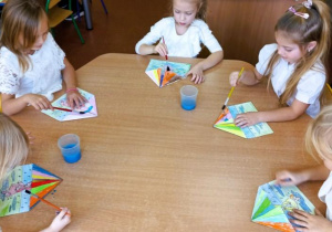 Wykonywanie pracy plastycznej-deszczowe kompozycje.