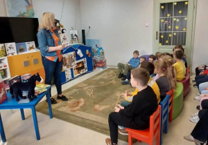 Dzieci słuchają książeczki"Rita i koń"