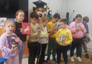 Dzieci prezentują różne książeczki.