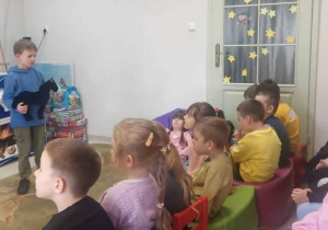 Chłopiec zapoznaje dzieci z bohaterem książki