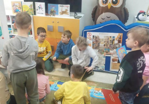 Przedszkolaki układają obrazki do przeczytanej bajki.