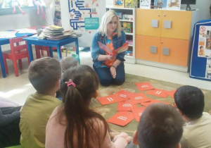 Dzieci słuchają bajki.