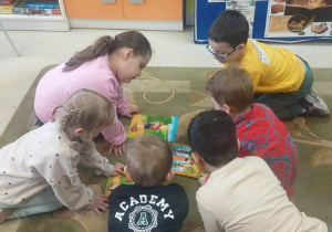 Dzieci układają obrazki do przeczytanej bajki