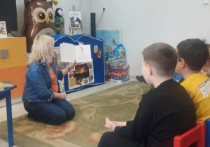 Żabki słuchają książeczki