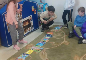 Dzieci układaja opowiadanie do wybranych książeczek.