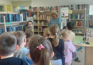 Przedszkolaki zwiedzaja bibliotekę