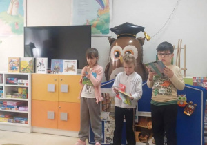 Dzieci układaja opowiadanie do bohaterów wybranych książek